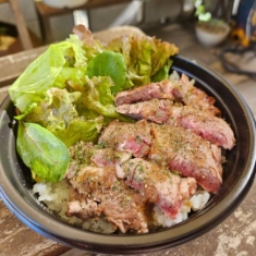 AKI CAFE 様（ローストビーフ丼、ステーキ丼） キッチンカー写真 1